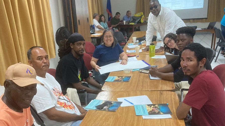 The Sea Around Us project manager, Dr. Maria ‘Deng’ Palomares, with Belizean fishers. Photo by the Belize Fisheries Project.